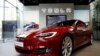 Sebuah mobil listrik Tesla Model S terlihat dalam terpajang di Seoul, Korea Selatan, 6 Juli 2017. (Foto: REUTERS/Kim Hong-Ji)