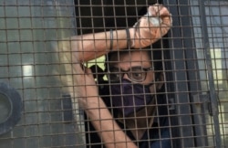 Penyiar berita televisi India Arnab Goswami duduk di dalam kendaraan polisi setelah dia dibawa ke pengadilan menyusul penangkapannya di Mumbai, India, Rabu, 4 November 2020.