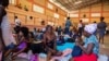 Para pengungsi Haiti yang terlantar di negaranya sendiri berkumpul di dalam salah satu tempat penampungan di Port-au-Prince, Haiti, pada 8 Juni 2021. (Foto: UNHaiti via AP/Boulet-Groulx)