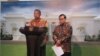 Menko Perekonomian Darmin Nasution dan Sekretaris Kabinet Pramono Anung di kantor Presiden Jakarta (Foto: VOA/Andylala)
