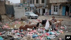 Une fillette cherchant des objets et de la nourriture dans une décharge à Sanaa, Yémen, 26 juillet 2017.
