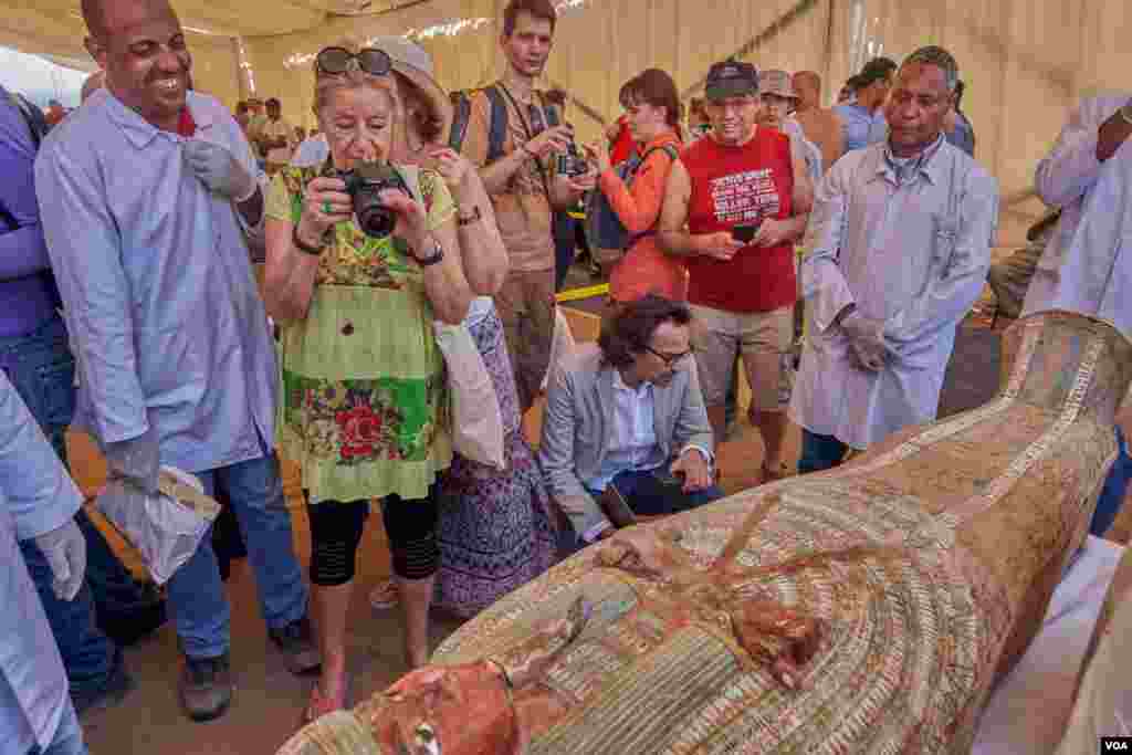 Tourists who were coming to visit Hatshepsut's temple were surprised to see the newly discovered painted coffins. (H. Elrasam/VOA)