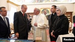 اردوغان و همسرش در واتیکان با پاپ دیدار کردند. 