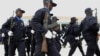 Des policiers angolais lors d'une cérémonie de remise des diplômes du troisième cycle en sciences de la police à l'Académie de police de Benguela le 19 avril 2017. 