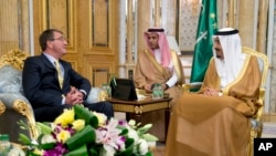 ملاقات اشتون کارتر وزیر دفاع آمریکا (چپ) با ملک سلمان چادشاه عربستان سعودی (راست) در جده - ۳۱ تیر ۱۳۹۴ 