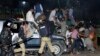 نواز شریف اور مریم نواز کی لندن سے لاہور واپسی پر ان کا استقبال کرنے والوں پر پولیس کا تشدد۔ 