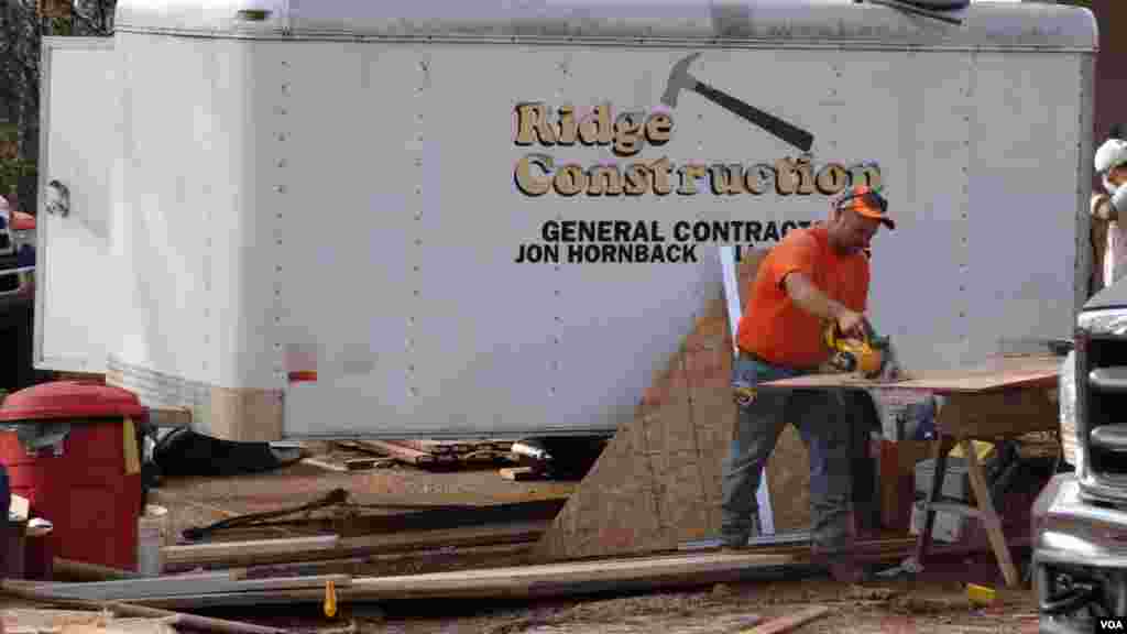 Jon Hornback and Lori Hornback own Ridge Construction. The company&#39;s team, including Jon Hornback and his son-in-law, are currently rebuilding two houses in Paradise. (Elizabeth Lee/VOA News)