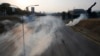 Gaz lacrymogènes à proximité de la base aérienne de La Carlota à Caracas, au Venezuela, le 30 avril 2019.