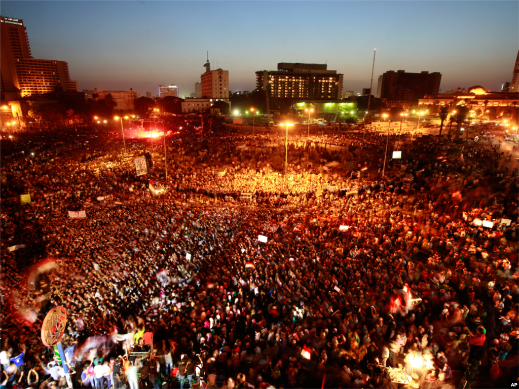 Warga Mesir berkumpul di Tahrir Square di Kairo untuk menyerukan revolusi baru di Mesir, 2 Juni 2012. 