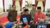 Usai bertemu Presiden Jokowi, Presiden ketiga RI BJ Habibie memperlihatkan buku biografinya berjudul "RUDY" kepada wartawan di Istana Merdeka, Jakarta, 13 Oktober 2015 (Foto: VOA/Andylala)