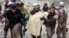 Des Casques blancs retirent une victime des décombres d'un bâtiment détruit suite à une attaque aérienne à Idlib, Syrie, 15 mars 2017