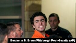 Osumnjičeni Luigi Mangione odveden je u zgradu suda okruga Blair u Hollidaysburgu, Pennsylvania, 10. decembra 2024. (Benjamin B. Braun/Pittsburgh Post-Gazette preko AP)