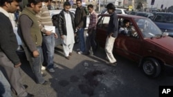 لاہور میں لوگ اس جگہ کا مائنہ کررہے ہیں جہاں مبینہ طور پر ایک امریکی شہری نے دو پاکستانیوں کو گولیاں مارکر قتل کردیا۔ امریکی حکومت کے مطابق اس شہری کو سفارتی استثنا حاصل ہے۔