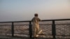 ایک پاکستانی کسان دریائے سندھ کا بہاؤ دیکھ رہا ہے۔