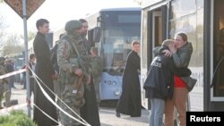 Raia waliohamishwa kutoka mji wa Mariupol wawasili kwenye kituo cha malazi cha muda katika mji wa Bizimenne, May 1, 2022. Picha ya Reuters.