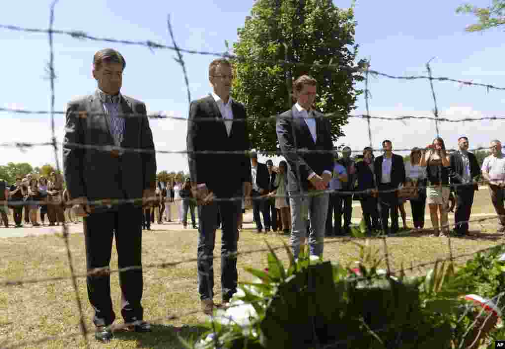 Dari kiri, Menteri Luar Negeri Slovakia Miroslav Lajcak, Sekretaris Negara Departemen Luar Negeri dan Perdagangan Hungaria Peter Szijjarto dan Menteri Luar Negeri Austria Sebatian Kurz menundukkan kepala mereka di depan bagian&nbsp; yang tersisa dari bekas pagar kawat berduri dalam memperingati 25 tahun dimulainya pembongkaran pembatas besi antara Hungaria dan Austria di Sopronkohida, 208 km sebelah barat Budapest, Hungaria. &nbsp; 