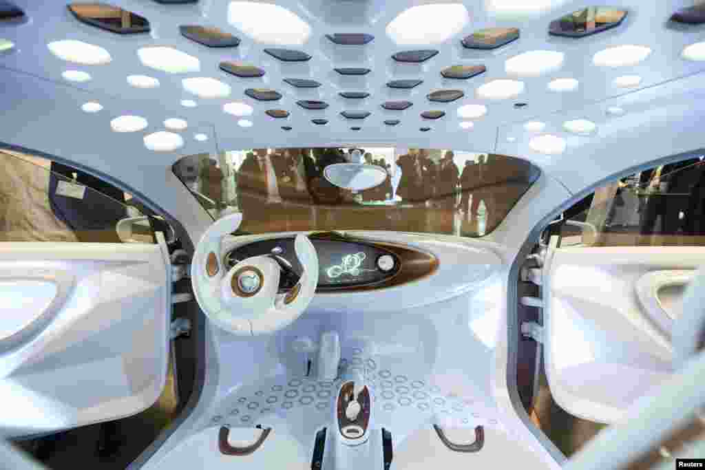 Interior sebuah mobil listrik &#39;Smart Forvision&#39; dalam sebuah pameran mobil listrik di Berlin, Jerman.