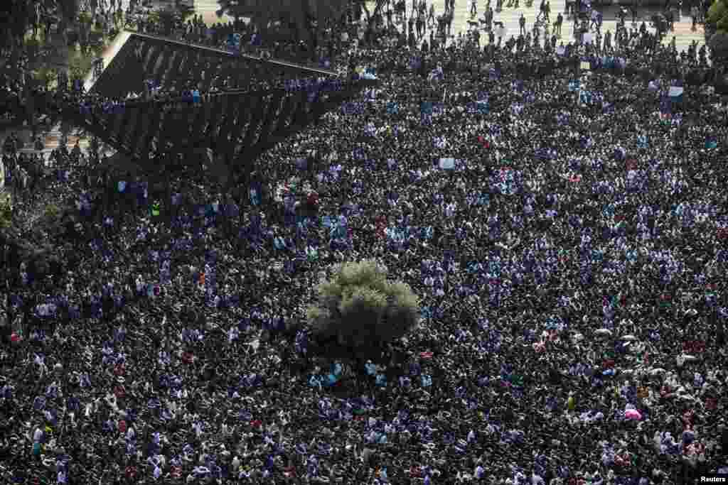Sekitar 60.000 imigran, sebagian besar dari Eritrea dan Sudan, telah menyeberang ke Israel melalui perbatasan dengan Mesir sejak 2006, menurut otoritas di Israel.