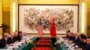 Le secrétaire américain au Commerce, Wilbur Ross, deuxième à gauche, et le vice-Premier ministre chinois Liu He, quatrième à droite, lors d'une réunion à l’hôtel Diaoyutai à Beijing, le 3 juin 2018. 