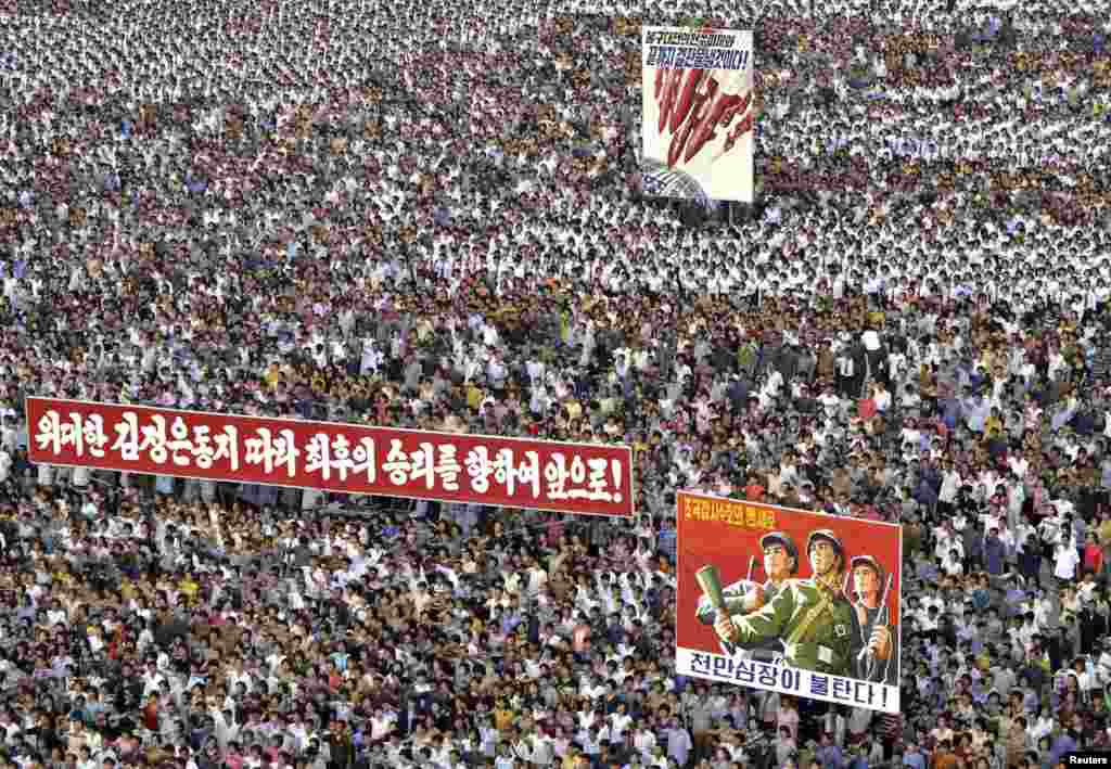 Ribuan warga Korea Utara menghadiri unjuk rasa anti &quot;Imperialis AS&quot; di Pyongyang. 