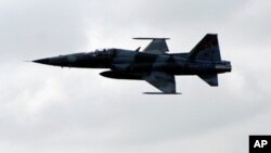 Un avion de combat F5 de l'armée de l'Air kenyane luttant contre les pirates le long de la côte somalienne, lundi 15 décembre 2008. (AP Photo )