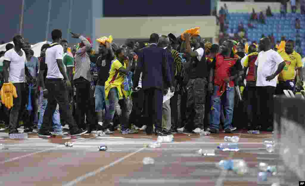Les supporteurs de la Guinée équatoriale qui ont aussi occupé la piste d'athlétisme lors du match de demi-finale de la CAN 2015 Ghana-Guinée équatoriale (3-01), à Bata, Guinée équatoriale, jeudi 5 2015.Equatorial Guinea African Cup Soccer