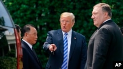 Le président Donald Trump s'entretient avec Kim Yong Chol, à gauche, ancien chef des services de renseignement militaire nord-coréen et l'un des proches collaborateurs du leader Kim Jong Un, et secrétaire américain de l'Etat Mike Pompeo, à droite, après leur rencontre au bureau ovale de la Maison Blanche à Washington, le 1er juin 2018. 