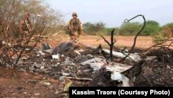 Des militaires inspectent les lieux d'une attaque à Sokoura, au Mali.