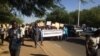 Marche pacifique des victimes d'Hissein Habré dans la rue de N'Djamena, Tchad, le 19 novembre 2019. (VOA/André Kodmadjingar) 