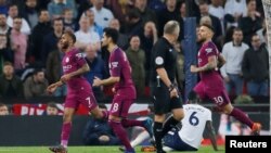 Les joueurs de Manchester City viennent de marquer un but contre Tottenham, Angleterre, le 14 avril 2018.