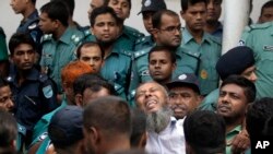 Seorang penjaga perbatasan menangis setelah dijatuhi hukuman mati oleh pengadilan di Dhaka atas keterlibatannya dalam aksi pemberontakan tanggal 25-26 Februari 2009 (5/11).