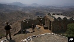 Pasukan tentara Pakistan mengamati wilayah area perbatasan Pakistan dan Afghanistan dari atas bukit pada 3 Agustus 2021. (Foto: AP/Anjum Naveed)