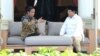 Presiden Joko Widodo berbincang bersama Ketua Umum Partai Gerindra Prabowo Subianto di teras Istana Merdeka, Jakarta hari Kamis, 17/11. (Foto: Biro Pers Istana).
