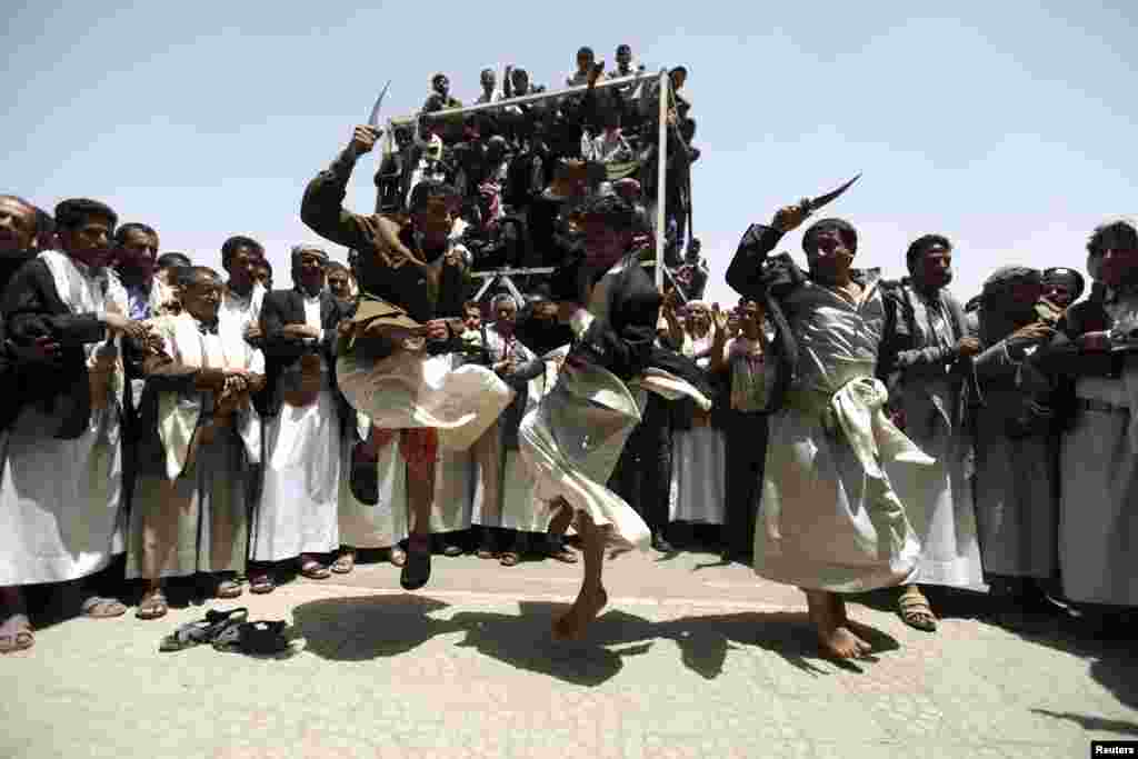 Orang-orang menarikan tarian &quot;al-Bara&quot; dalam upacara pernikahan massal di Sana&#39;a, Yaman.