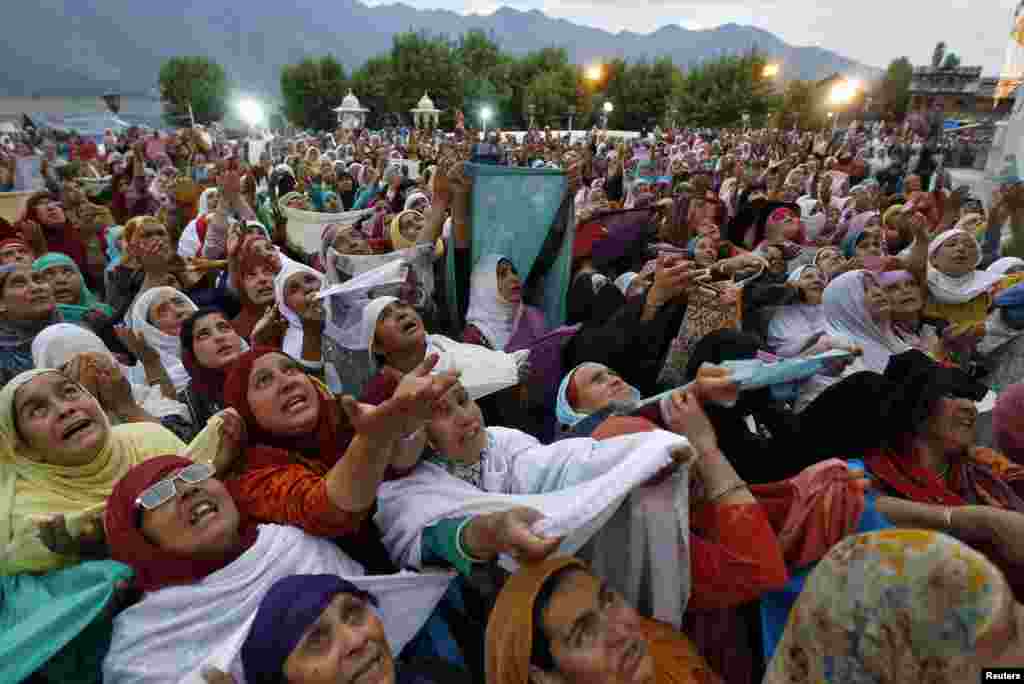 Kaum perempuan Muslim di Kashmir memanjatkan doa-doa dalam perayaan Isra&#39; Miraj di Kuil Hazratbal di Srinagar. Ribuan orang memadati kuil yang di dalamnya terdapat relik yang diyakini sebagai rambut dari janggut Nabi Muhammad, untuk merayakan akhir dari rangkaian Ira&#39; Miraj atau kenaikan Nabi Muhammad ke surga. &nbsp;