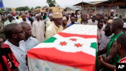 Des hommes transportent le cercueil de l'opposant Zedu Feruzi, chef du parti UPD, abattu avec son garde du corps samedi 23 mai 2014 à Bujumbura, Burundi.