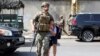 Seorang tentara membantu seorang siswa untuk menemui orang tuanya setelah baku tembak meletus di Beirut, Lebanon, pada 14 Oktober 2021. (Foto: Reuters/Mohamed Azakir)