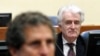 Arhiva - Bivši vođa bosanski Srba Radovan Karadžić ulzi u sudnicu Haškog tribunala, u Hagu, Holandija, 24. aprila 2018.