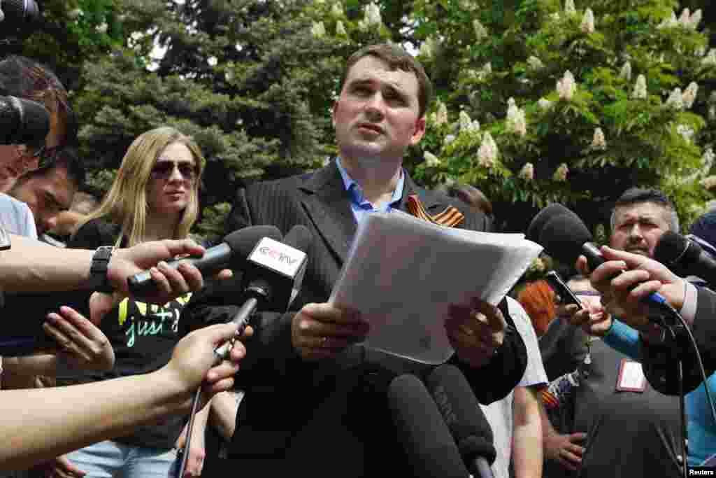 Alexander Malykhin, kepala komisi pemilu lokal, mengumumkan hasil-hasil referendum status wilayah Luhansk di Luhansk, Ukraina (12/5). (Reuters/Valentyn Ogirenko)