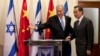 Bộ trưởng Ngoại giao Trung Quốc Vương Nghị và Thủ tướng Israel Benjamin Netanyahu tại cuộc họp báo ở Jerusalem, ngày 18/12/2013.