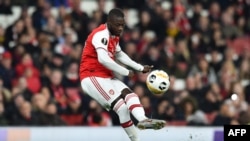 Nicolas Pepe frappe un coup franc lors du match entre Arsenal et Vitoria Guimaraes, Angleterre, le 24 octobre 2019