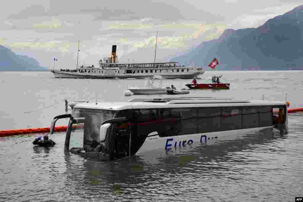 Penyelam melakukan operasi penyelamatan setelah sebuah bus penumpang tenggelam di Danau Jenewa di lepas pantai Vevey, Swiss Barat. 