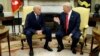 Šef kabineta Bijele kuće John Kelly razgovara s predsjednikom Donaldom Trumpom u Ovalnoj kancelariji Bijele kuće, u Washingtonu, 31. jula 2017.