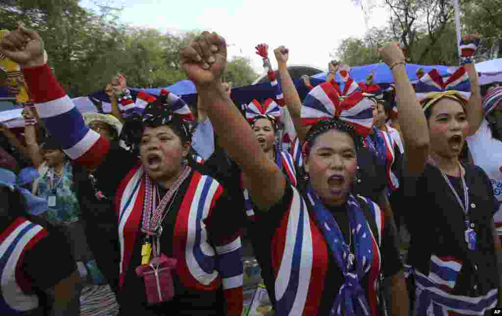 Demonstran anti-pemerintah Thailand&nbsp;mengacungkan kepalan tangan sambil&nbsp;menyanyi lagu kebangsaan mereka di Bangkok, 22 Mei 2014.