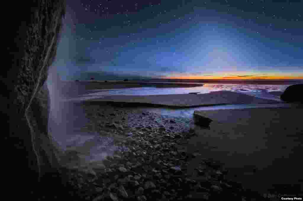 &quot;False Dusk and Falls at Oregon Coast&quot; (Senja Palsu dan Musim Gugur di Pantai Oregon) oleh Ben Coffman (www.bencoffmanphotography.com). (Courtesy: twanight.org/contest) 
