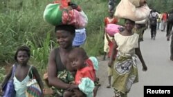 Warga mengungsi dari Begoua ke ibukota Bangui, Republik Afrika Tengah, Maret 2013. 
