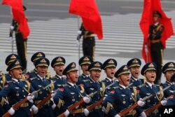 在人民大会堂东门外广场为美国总统川普举行的欢迎典礼上，三军仪仗队呼喊着行进（2917年11月9日）