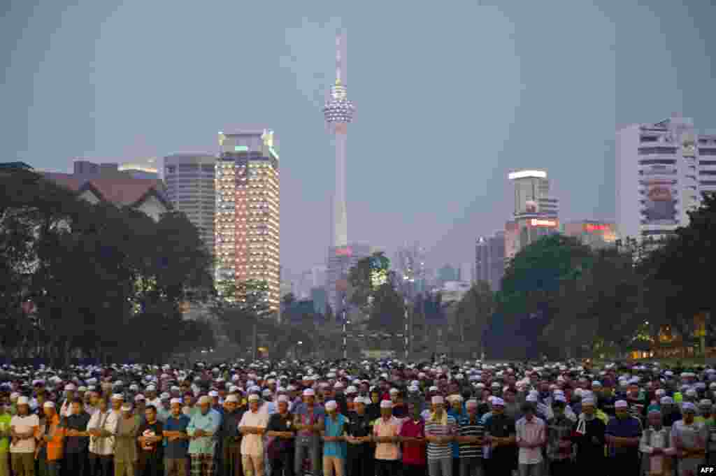 Para Muslim di Malaysia melakukan doa khusus &quot;Qunut Nazilah&quot; dalam aksi protes di Kuala Lumpur (17/8) melawan kudeta militer di Mesir dan pembunuhan demonstran. (AFP/Mohd. Rasfan)