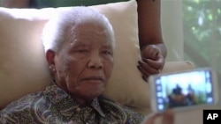 Mantan presiden Afrika Selatan, Nelson Mandela kembali dirawat di rumah sakit untuk perawatan infeksi paru-paru, Sabtu (8/6).