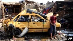 Seorang anak berdiri dilokasi serangan bom mobil di wilayah Kazimyah, Baghdad utara (8/2/2013). Serangan bom mobil dilaporkan meningkat belakangan ini di Irak.